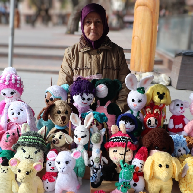 El emeğiyle ördüğü bebekleri satarak ev ekonomisine katkı sunuyor
İnternett...