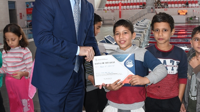 Adana'da yüzme öğrenen öğrencilere sertifikaları verildi