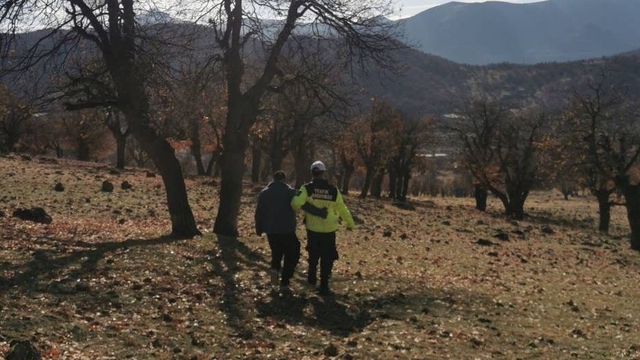 Dağlık alanda kaybolan genci jandarma buldu