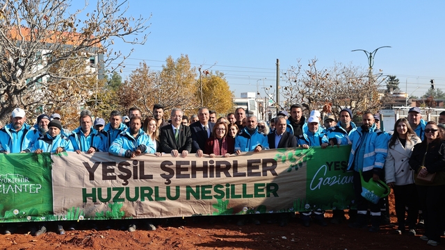 Gaziantep Büyükşehir'in YEŞİLANTEP projesi ile şehir merkezi ağaçlanıyor
15 Temmuz Mahallesi'nde fidanlar toprakla buluştu