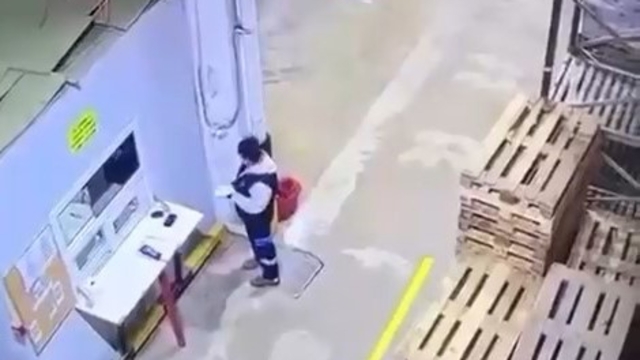 Paletlerin altında kalmaktan son anda kurtuldu