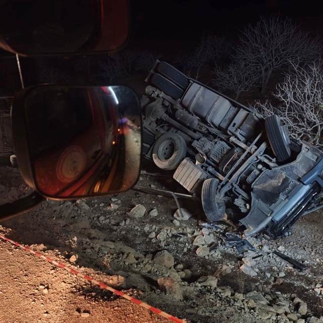 Şanlıurfa'da devrilen tırın sürücüsü hayatını kaybetti