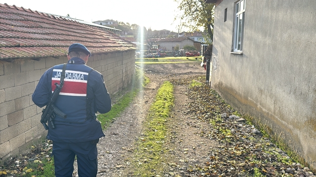 Kırklareli'nde bir evin bahçesinde bulunan havan topu kontrollü şekilde imha edildi