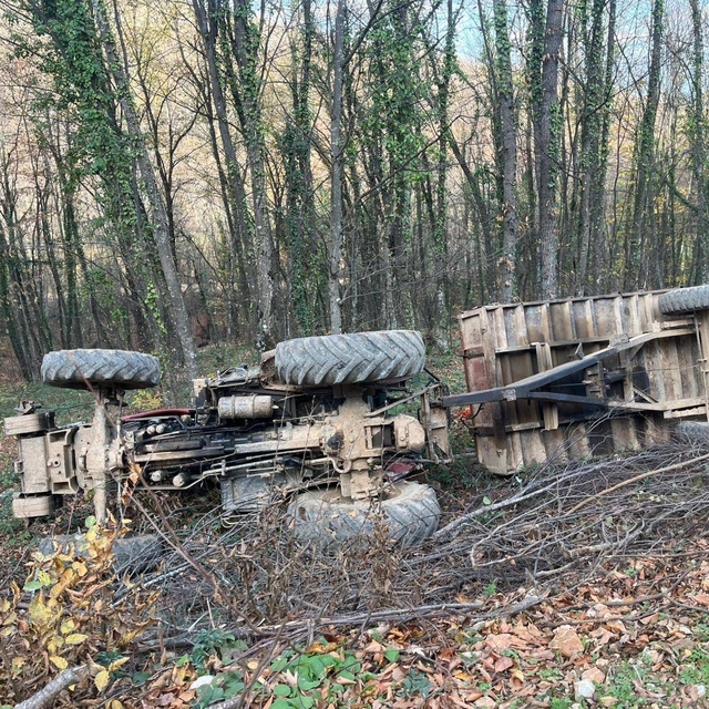 Devrilen traktördeki 2 kişi yaralandı