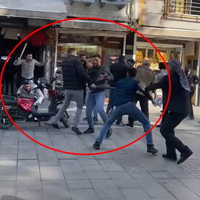 Mardin'de esnafın tekmeli, yumruklu ve sopalı kavgası kamerada; 3 yaralı