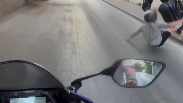 Motosikleti ile tek teker üzerinde giderken kaza yaptı; o anlar kamerada