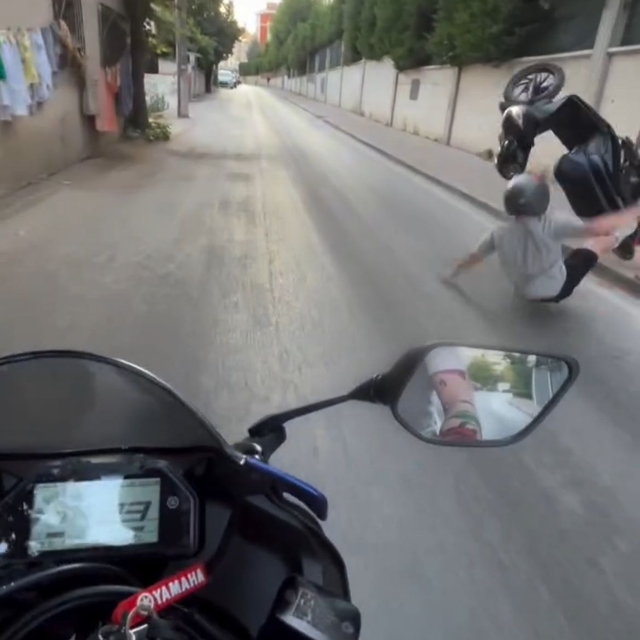Motosikleti ile tek teker üzerinde giderken kaza yaptı; o anlar kamerada