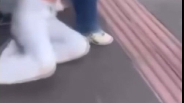 Lise öğrencisi, sokakta ortasında darbedildi; görüntülerini paylaştılar