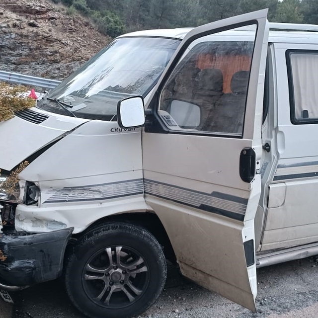 Antalya'da istinat duvarına çarpan aracın sürücüsü yaralandı