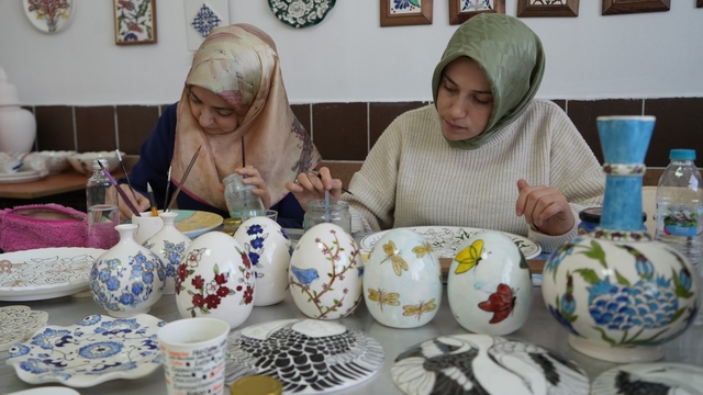 Niğde'de renklerin ve motiflerin buluştuğu çini atölyesine büyük ilgi