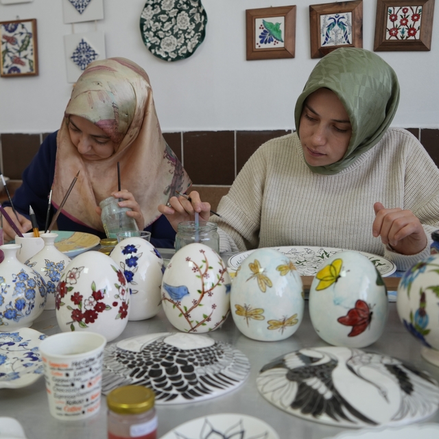Niğde'de renklerin ve motiflerin buluştuğu çini atölyesine büyük ilgi