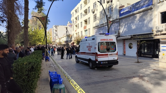 Mardin'de esnafın tekmeli, yumruklu ve sopalı kavgası kamerada; 1 ölü, 3 yaralı (2)