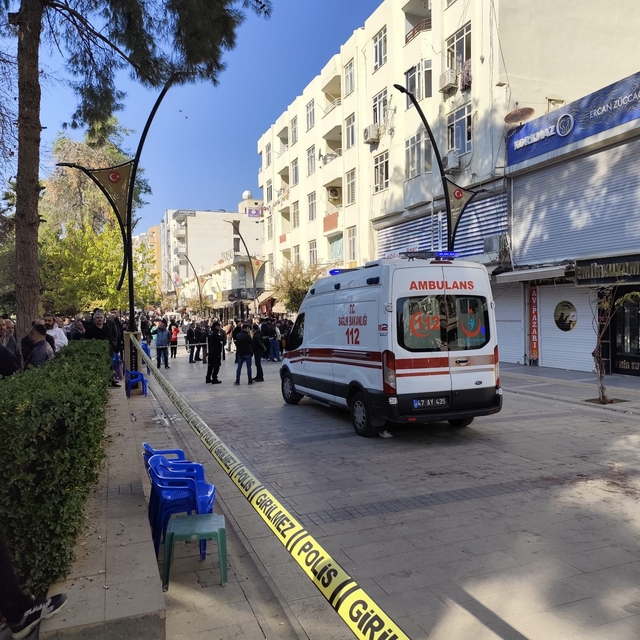 Mardin'de esnafın tekmeli, yumruklu ve sopalı kavgası kamerada; 1 ölü, 3 ya...