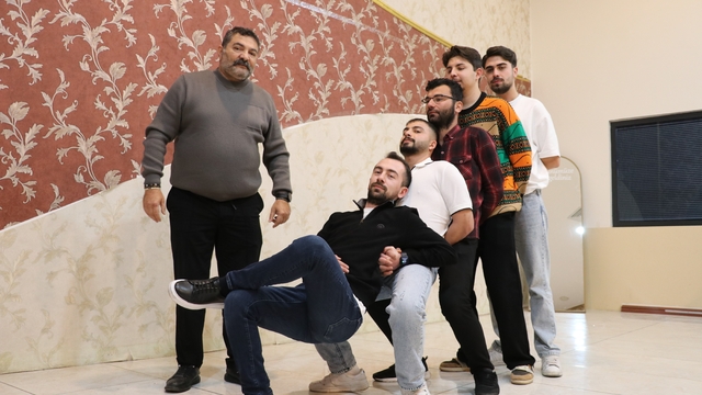 Sivas'ın ağırlama halayı meclis toplantısında tartışma konusu oldu
Dizilere ve filmlere konu olan Sivas'ın ağırlama halayı İl Genel Meclisi'nde tartışma konusu oldu, 'yanlış oynanıyor' iddiası üzerine uzmanından açıklama geldi