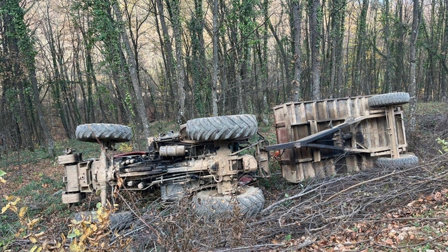 Devrilen traktördeki 2 kişi yaralandı