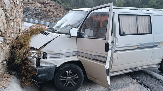 Antalya'da istinat duvarına çarpan aracın sürücüsü yaralandı