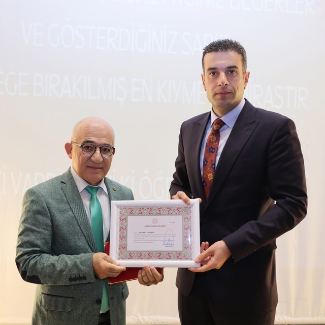 Kültür aşığı öğretmen üstün şeref belgesiyle onurlandırıldı