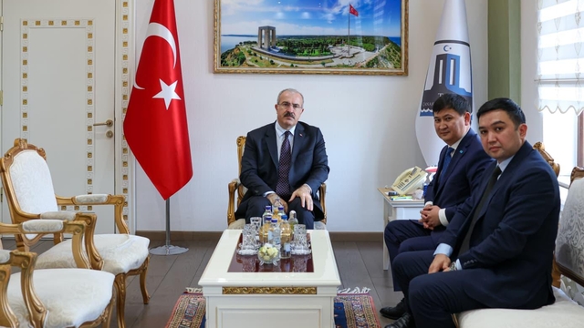 Kazakistan'ın İstanbul Başkonsolosu Amankul'dan Vali Toraman'a ziyaret