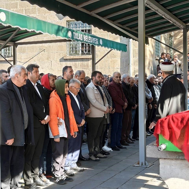 Sokak ortasında öldürülen kadına oğlundan son görev