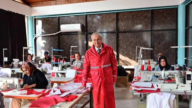 Başkan Kocagöz kadın emeğiyle üretilen yağmurlukları bizzat test etti