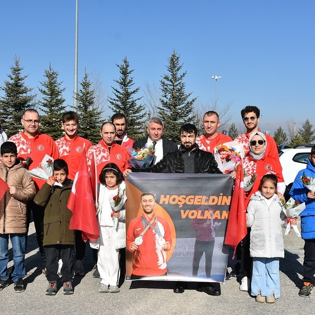 Olimpiyat fatihi çiçeklerle karşılandı