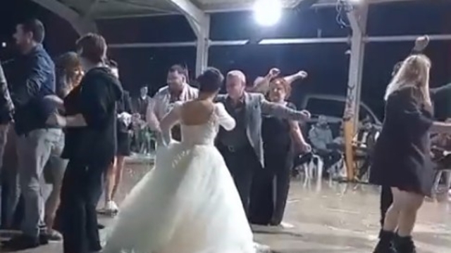 Düğünü su basınca, paçalarını sıvayıp oynamaya devam ettiler