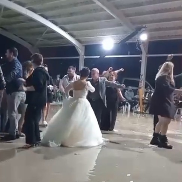 Düğünü su basınca, paçalarını sıvayıp oynamaya devam ettiler