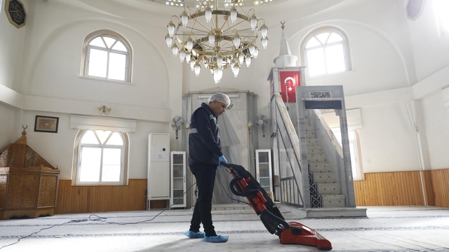 Aydın Büyükşehir Belediyesi, camilerde temizlik çalışmalarını sürdürüyor