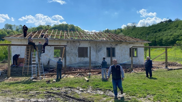 İmeceyle ihya edilen atıl okul mahallenin yeni toplanma alanı oldu
"Aylık 100-200 lira toplayarak bu okulu yeniledik"