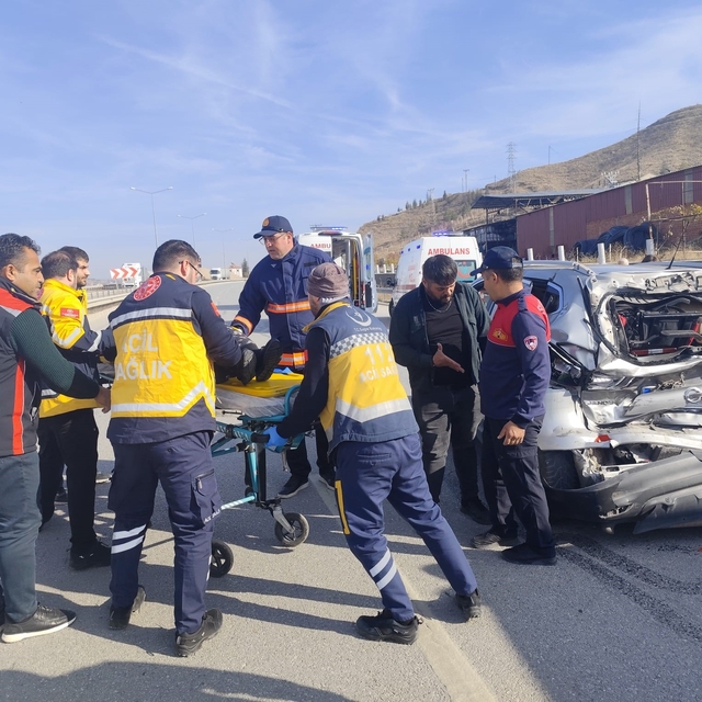 Çorum'da cip ile kamyon çarpıştı: 5 yaralı