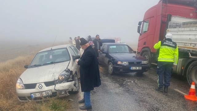 Çorum'da sisin neden olduğu zincirleme trafik kazasında 6 kişi yaralandı
