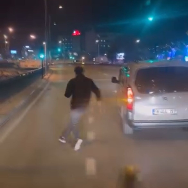 Bursa'da 'yol verme' kavgası; sürücünün aracına baltayla saldırdı