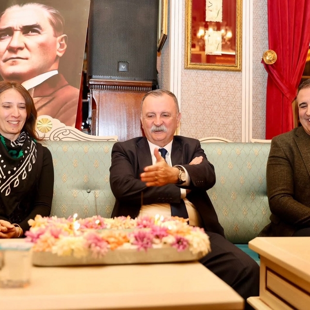 Yunusemre Belediyespor'dan Başkan Balaban'a sürpriz kutlama