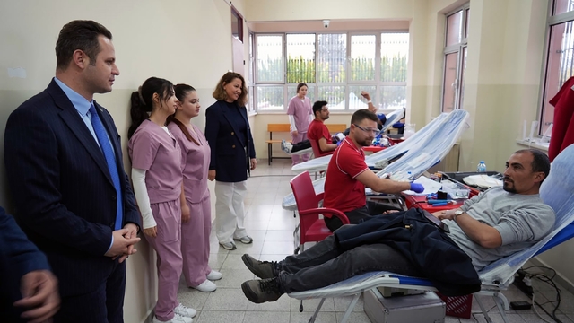 Öğretmenler kan bağışında bulundu