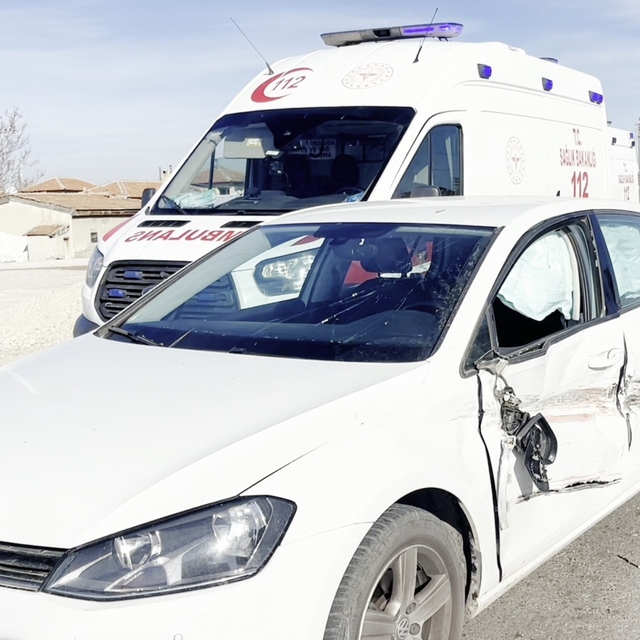 Kontrolden çıkan otomobil karşı şeride geçip araca çarptı: 1 yaralı