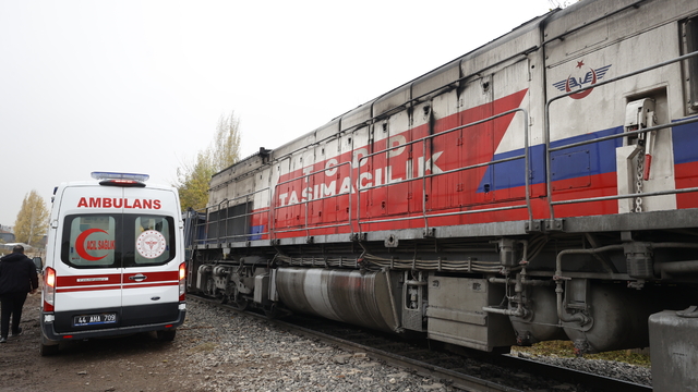 Malatya'da trenin çarptığı kişi yaralandı