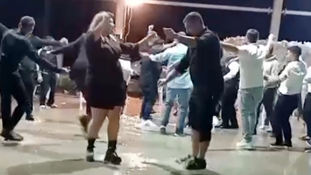 Sağanakla düğün pisti suyla doldu, davetliler aldırmadan oynadı