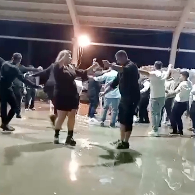 Sağanakla düğün pisti suyla doldu, davetliler aldırmadan oynadı