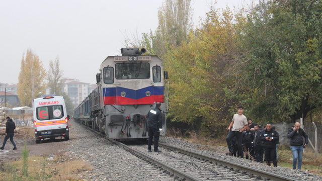 Malatya'da yük treninin çarptığı yaya ağır yaralandı