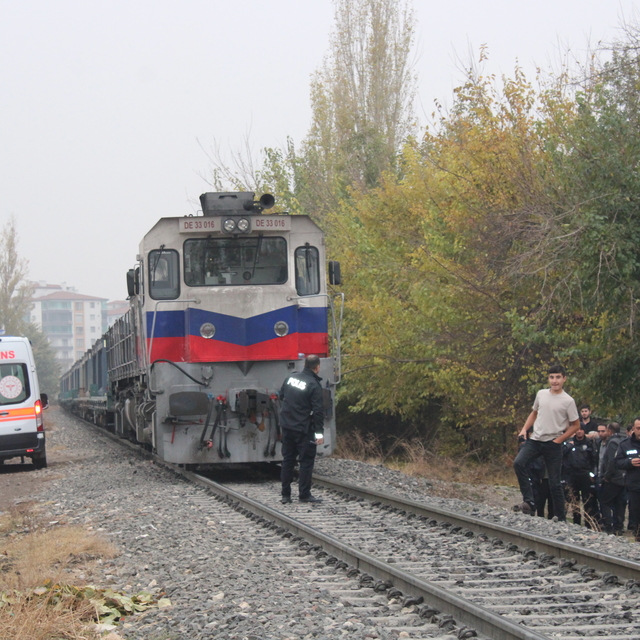 Malatya'da yük treninin çarptığı yaya ağır yaralandı