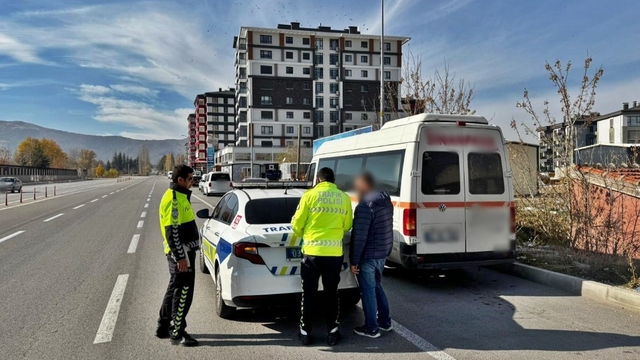 Afyonkarahisar'da kaldırımdan giden minibüs sürücüsüne ceza kesildi