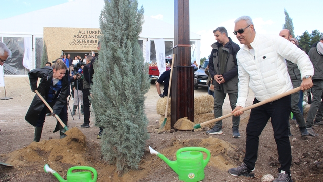 ALJ Türkiye, İzmir'de 312 bin fidanı toprakla buluşturdu
Yaklaşık 1,4 milyon fidan dikiminin hedeflendiği Ağaçlandırma Seferberliği'nin ilk fidanları, ALJ Türkiye CEO'su Ali Haydar Bozkurt ve ünlü oyuncu Burcu Biricik tarafından toprağa dikildi