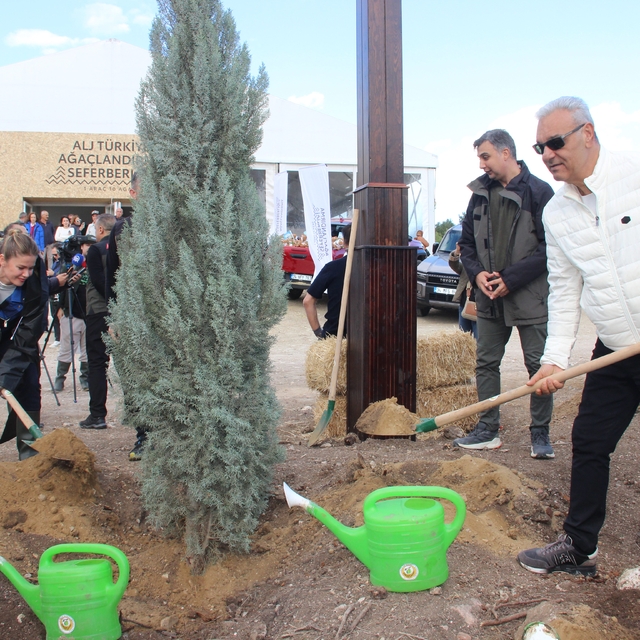 ALJ Türkiye, İzmir'de 312 bin fidanı toprakla buluşturdu
Yaklaşık 1,4 milyo...