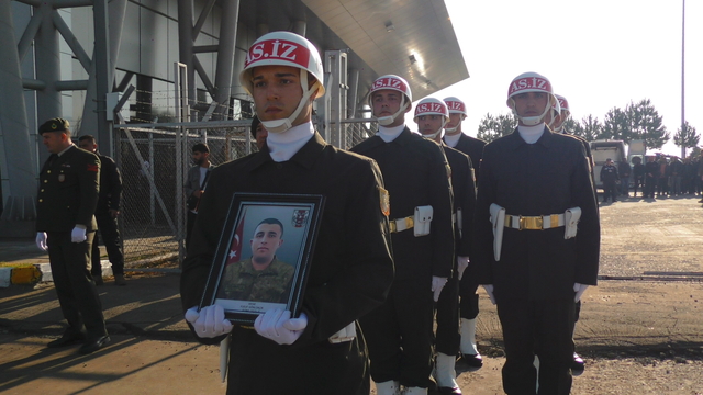 Terhisine 1 hafta kala nefes borusuna yiyecek kaçması sonucu ölen er, toprağa verildi