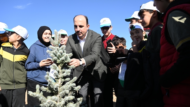 Başkan Altay "Geleceğe Nefes Konya'ya Hayat" programında öğrencilerle fidan dikti