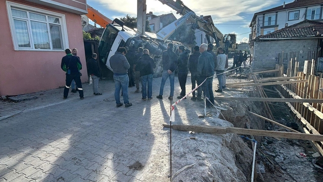 Gönen'de çalışma halindeki beton mikseri yan yattı
