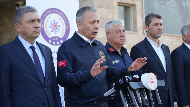 İçişleri Bakanı Ali Yerlikaya: "Uyuşturucuya savaş açtık, operasyonlarımızla onlara nefes aldırmayacağız"
Antalya'da 'Narkokapan-2' Şafak operasyonu: 458 şüpheli gözaltında
İçişleri Bakanı Ali Yerlikaya:
"Avrupa'da uyuşturucu kullandığını beyan edenlerin oranı yüzde 29'a kadar çıkarken, Türkiye'de bu oran yalnızca yüzde 3,1  - "Uyuşturucu meselesi sadece bir güvenlik sorunu değil; toplumsal dokuyu tahrip eden bir sosyal yaradır"