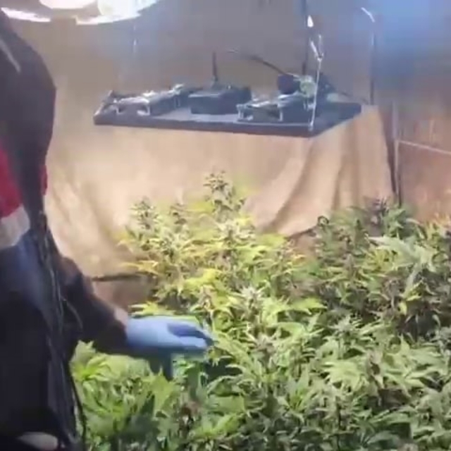 Evini uyuşturucu imalathanesine çevirmiş
Jandarmadan uyuşturucu operasyonu;...