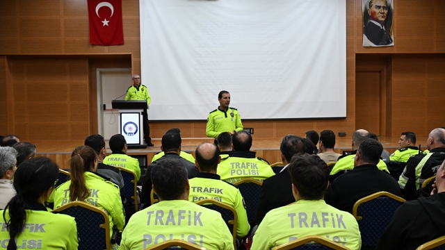 Edirne'de trafik polislerine yeni tip yaka kameralarının kullanımı anlatıldı
