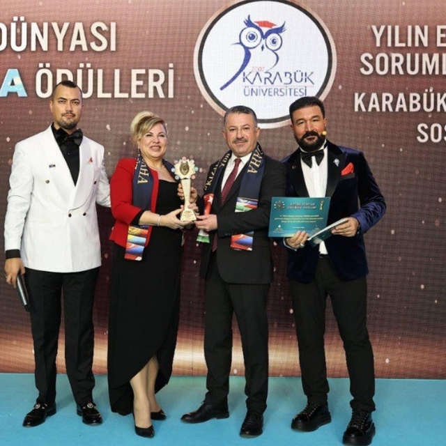 Sosyalfest'e Türk Dünyası Kızıl Elma Ödülleri'nde prestijli ödül